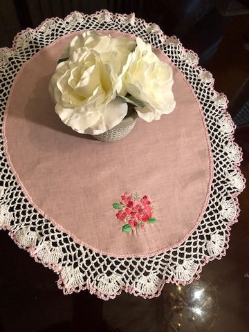 HANDMADE PINK OVAL LINEN DOILY WITH CROCHET EDGING AND EMBROIDERY FLOWER, 18 X 22